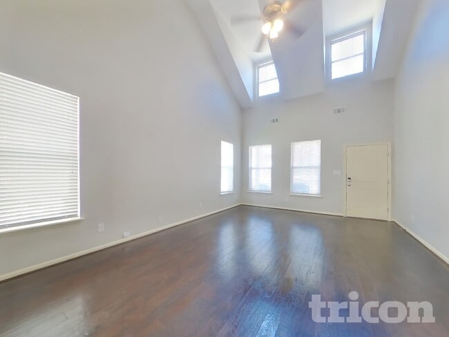 Foto del edificio - 1422 Collins Dr