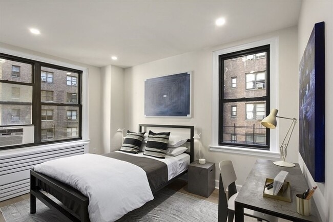 Building Photo - 123 E 47th St