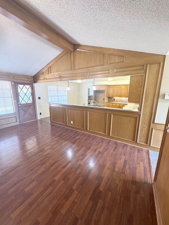 Building Photo - 3 Bed 2 Bath Ready To Rent ASAP!