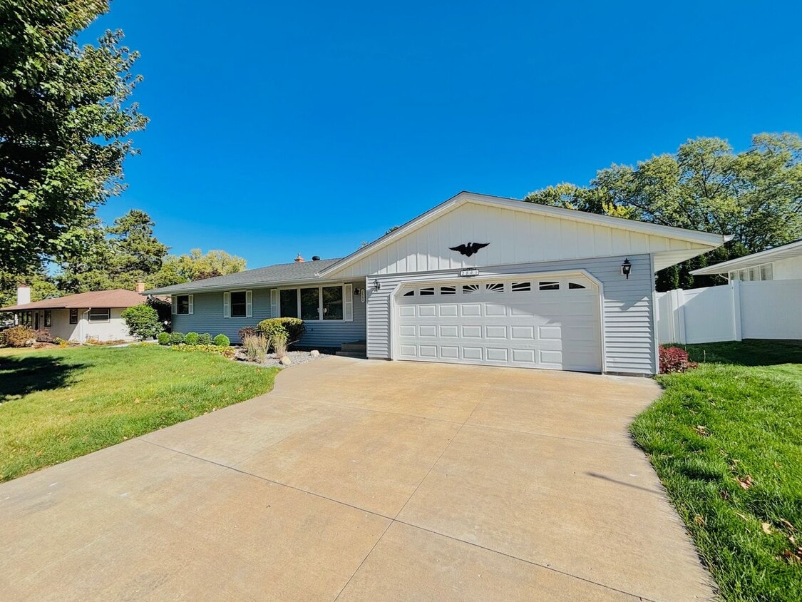 Foto principal - Sprawling 3bedroom 2bath Home in Roseville...