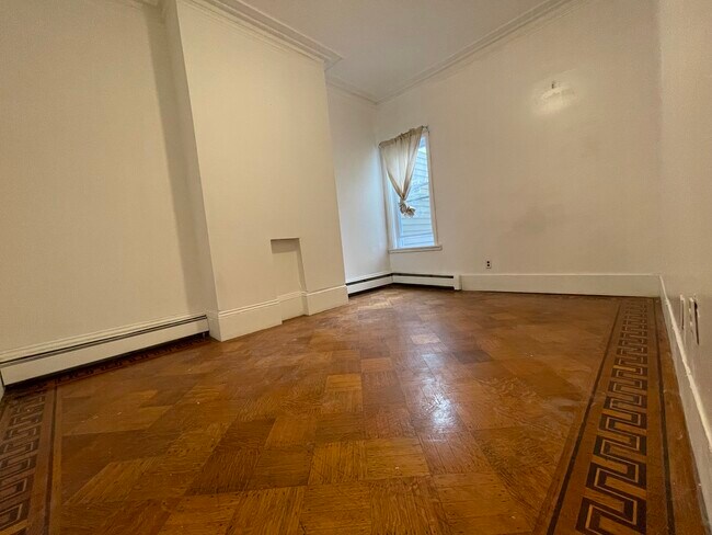 Foto del edificio - 645 E Broadway