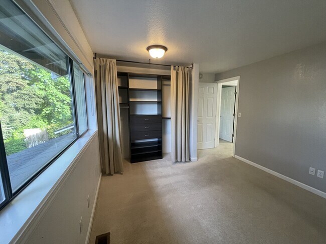 Building Photo - Hamilton Square Townhouse 2BR 1.5BA
