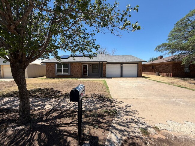 Building Photo - 3 BED/2 BATH/2 CAR GARAGE: AVAILABLE NOW!!