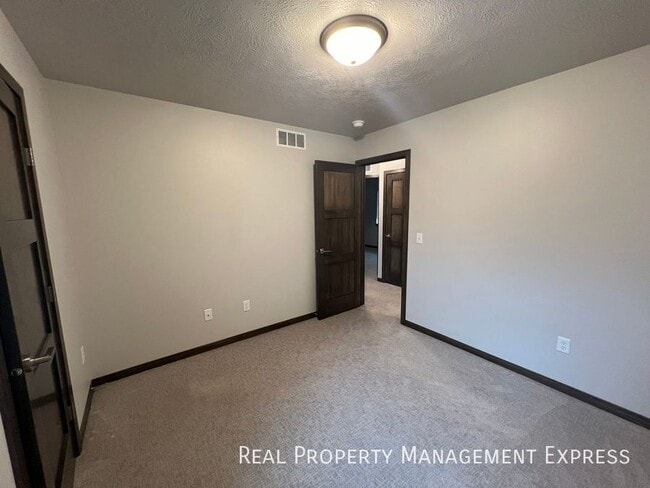 Foto del edificio - Modern Luxury: 3BR Townhome with Stylish Finishes, Spacious Interiors, and Attached Garage