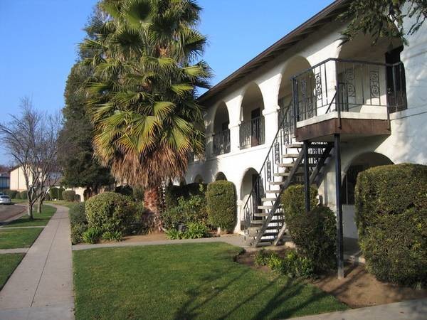 Primary Photo - 1333 N Peach Ave