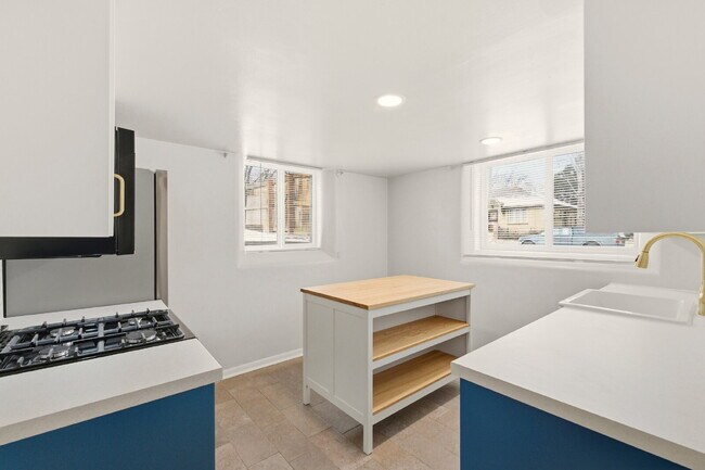Foto del edificio - Price Drop! Renovated studio with garage + utilities included! Modern kitchen with island, update...