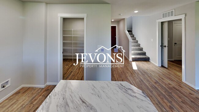 Foto del edificio - Four-bedroom single-family home situated i...