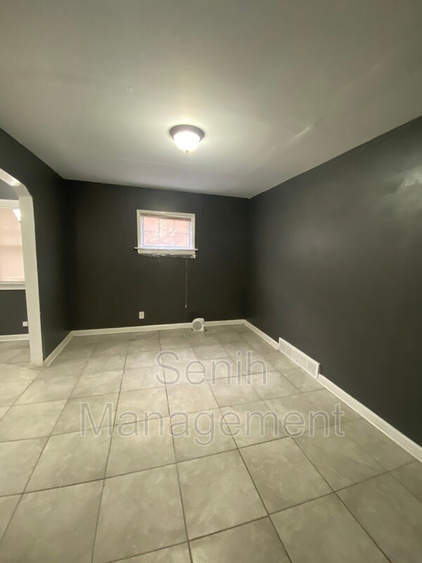 Building Photo - 5074 Berkshire St