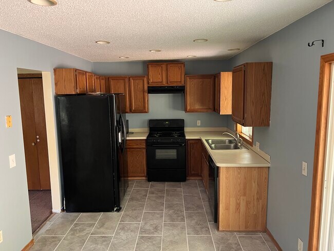 Building Photo - 8653 Woodlawn Dr