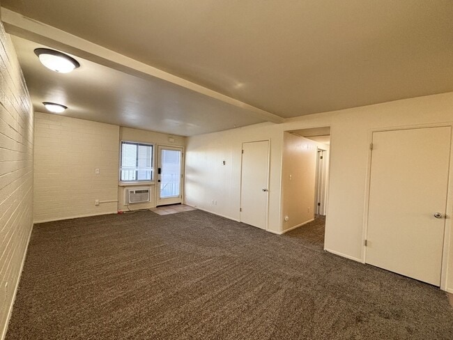 Building Photo - 599 Darwin St