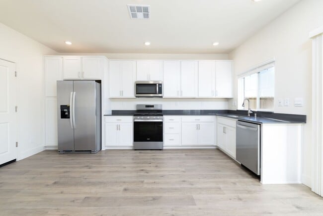 Building Photo - Brand New DR Horton Home!