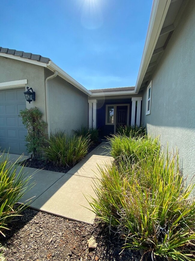Building Photo - BEAUTIFUL 3 BED 2.5 BATH HOME LOCATED IN T...