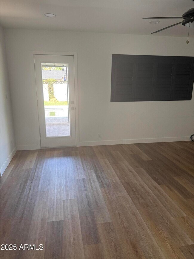 Foto del edificio - 1322 E 2nd St