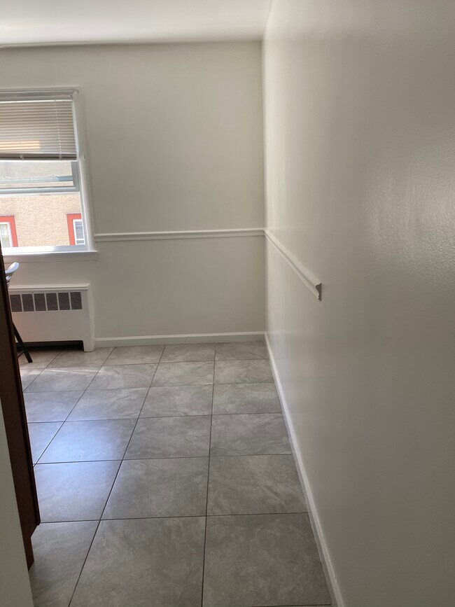 Building Photo - 48 Cowles Ave