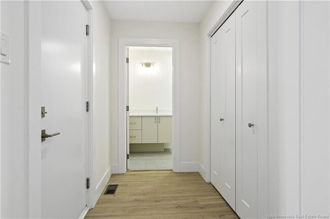 Porte donnant sur le garage, le placard et les toilettes - 204 Dickey Boul