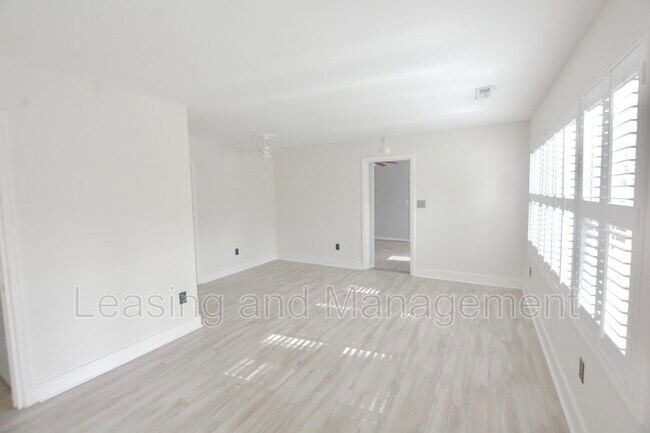 Foto del edificio - 2 Rosedale Dr