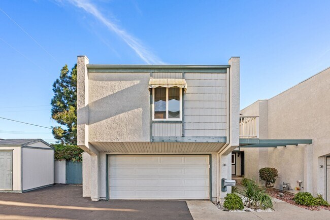 Foto del edificio - Charming, Light-Filled 2-Bed / 2.5-Bath Townhome with Private Yard & Garage Parking