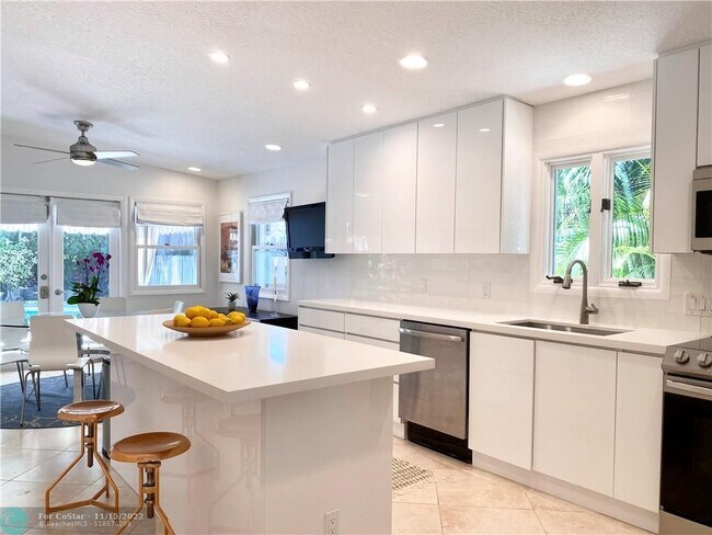 Building Photo - 2608 Hibiscus Pl