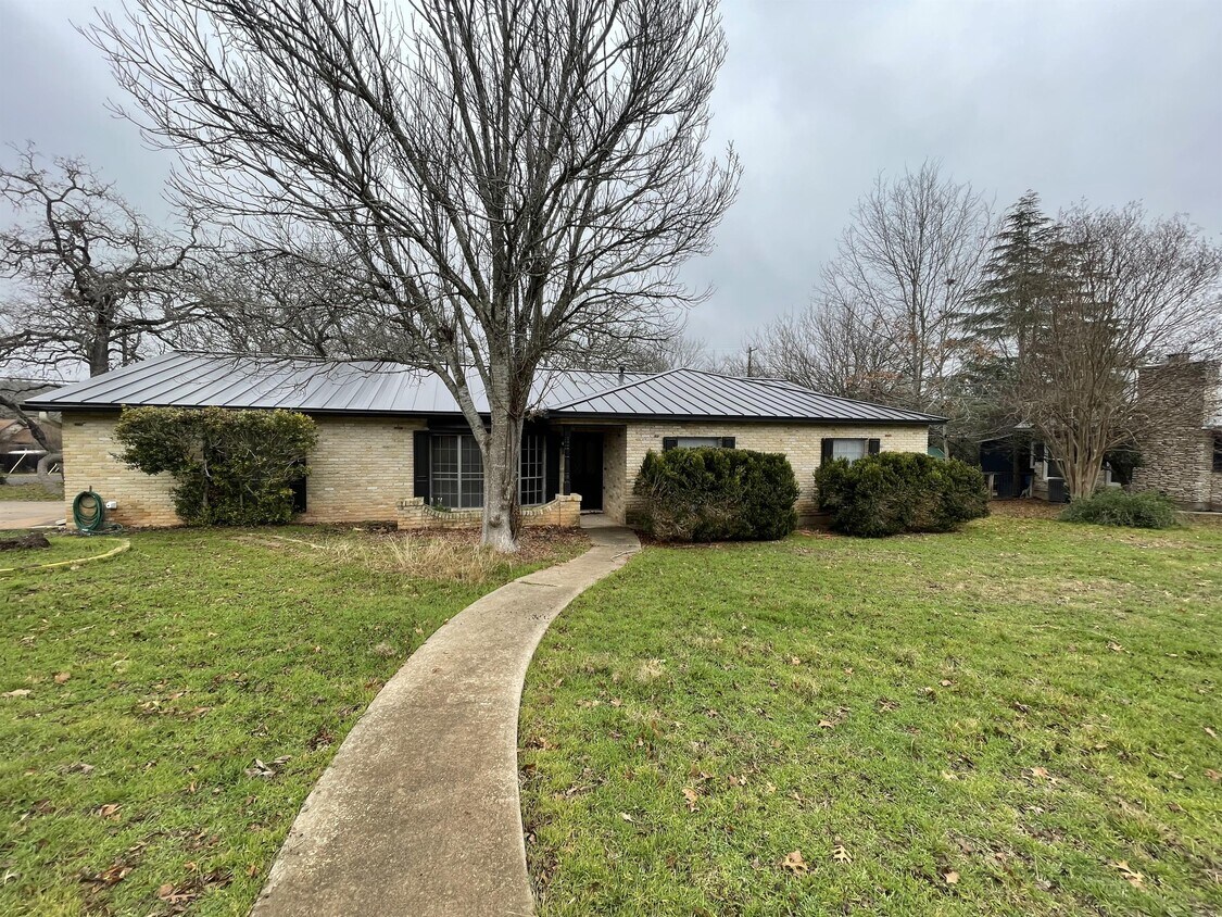 Foto principal - 208 Tanglewood Dr