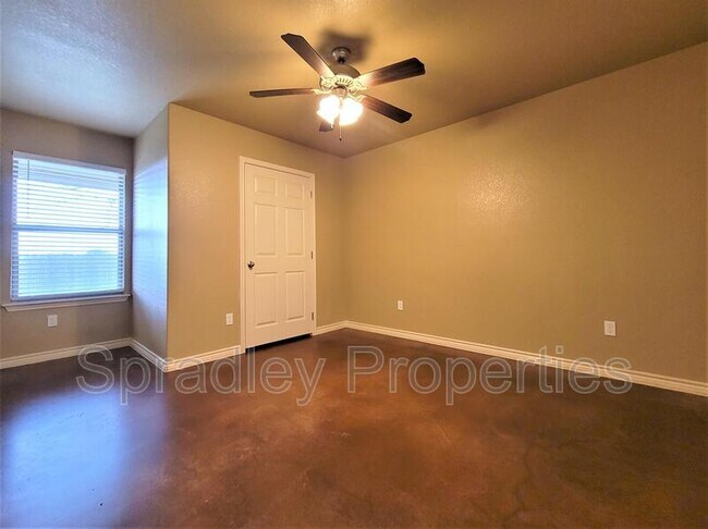 Building Photo - 827 Laila Ln