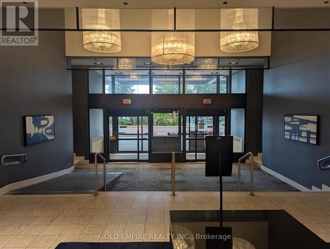 Building Photo - 300 King St