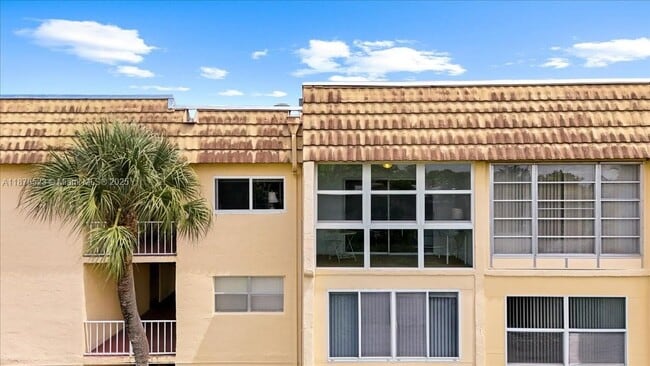 Building Photo - 8345 Sunrise Lakes Blvd