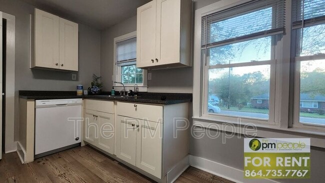 Building Photo - 2 Pineview Dr