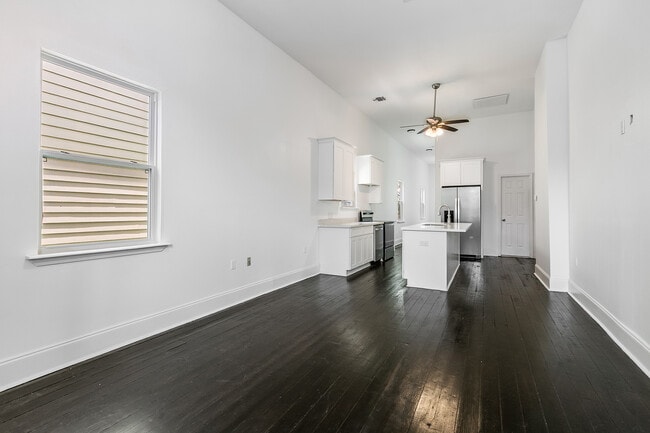 Building Photo - 1337 Touro St