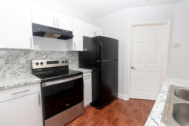 Foto del edificio - 18308 NW 68th Ave