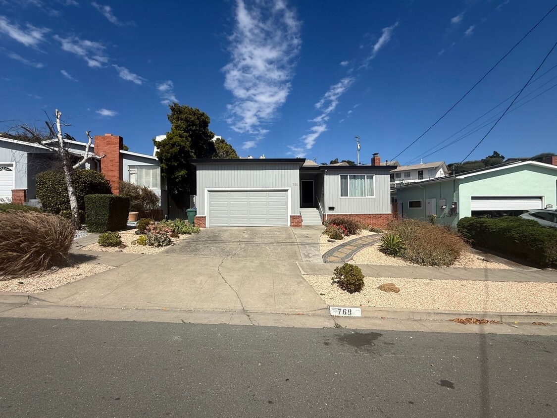 Primary Photo - Spacious 3 bedroom, 1.5 bathroom Home in R...