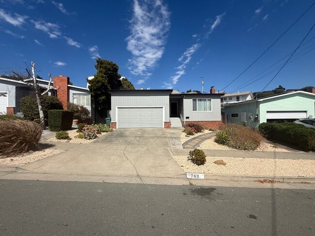 Spacious 3 bedroom, 1.5 bathroom Home in R... - Spacious 3 bedroom, 1.5 bathroom Home in R...