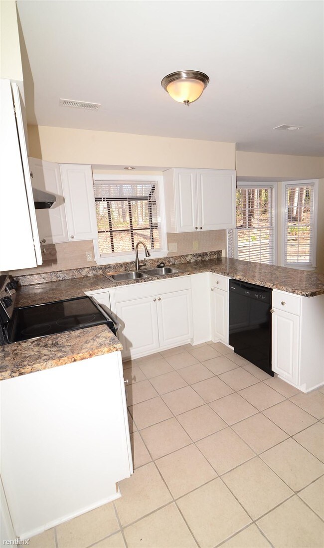 Building Photo - 4 br, 2.5 bath House - 150 Oak Street
