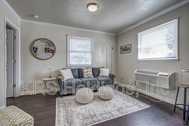 Building Photo - 3147 Parkdale Rd