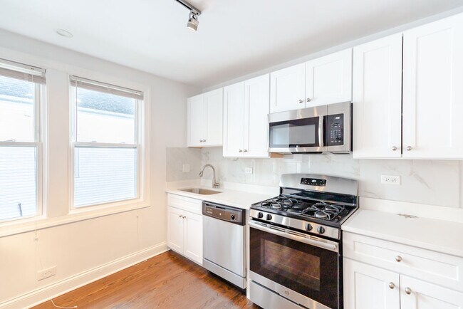 Building Photo - 2646 N Marshfield Ave