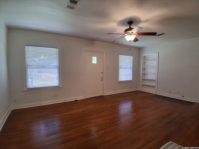 Building Photo - 315 W Ridgewood Ct