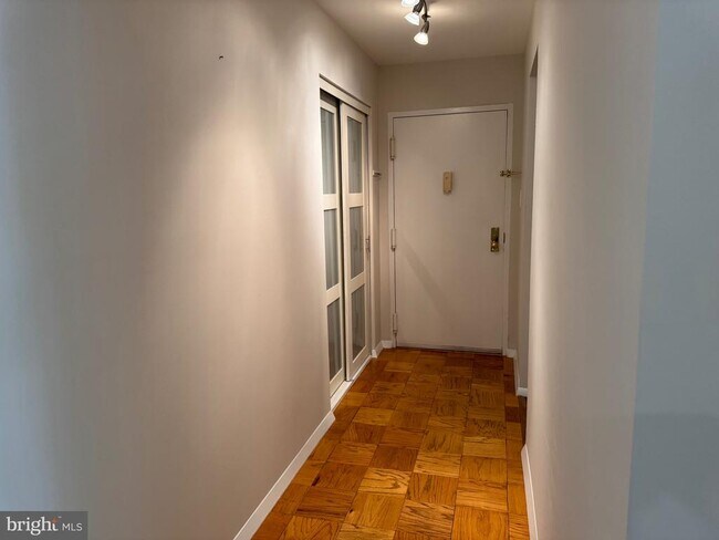 Foto del edificio - 5817 Edson Ln