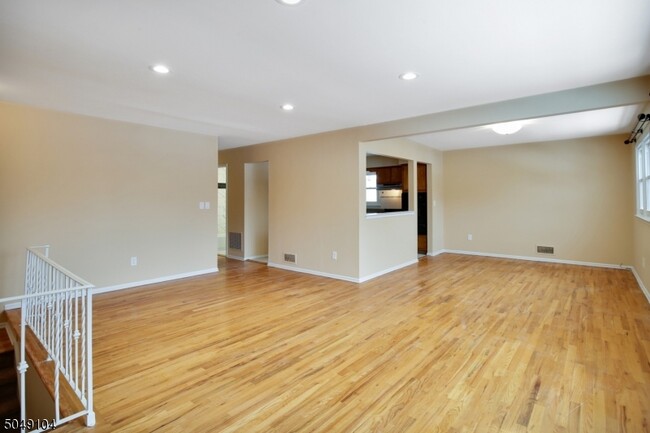Building Photo - 263 Broughton Ave