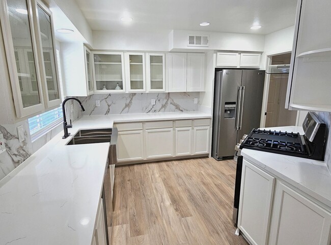Building Photo - Amazing 2-Story 4 Bedrooms Home in Beautif...