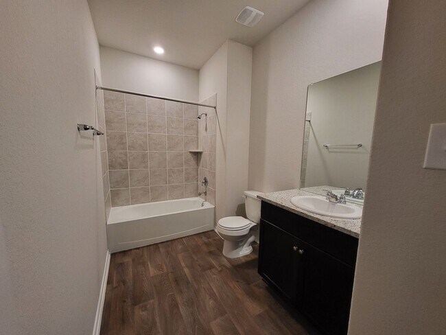 Foto del edificio - 4 Bedroom 2 story house ready for move-in.