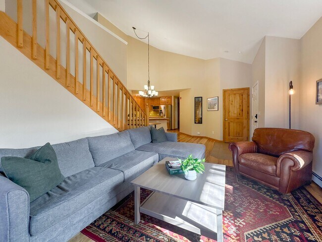 Building Photo - Furnished! Updated 3bed/3bath! 1 car garage! Heat included! Flexible lease terms!