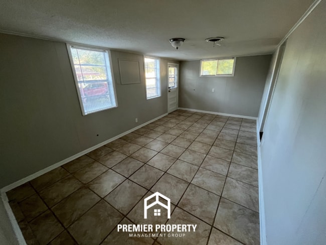 Building Photo - 4898 Dianne Dr