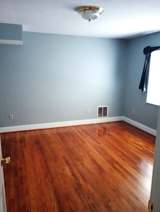 Foto del edificio - Two Bedroom One Bath Apartment Within Walk...