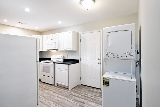 Building Photo - Move-in Ready, Renovated Duplex Just Off Rio Rd & Near Pen Park