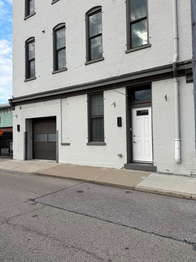 Building Photo - 813 Broadway St
