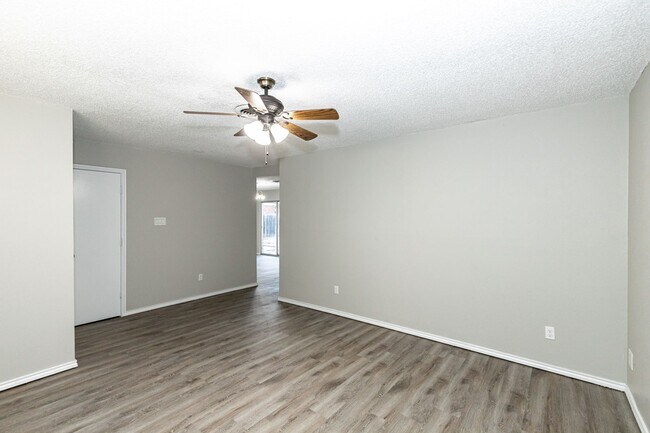 Building Photo - 3 Bedroom House Located Near Mahon Park!