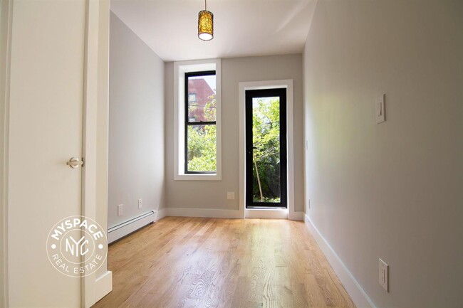 Building Photo - 1044 Putnam Ave