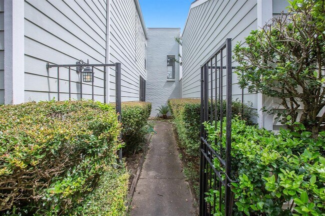 Building Photo - 9538 Val Verde St