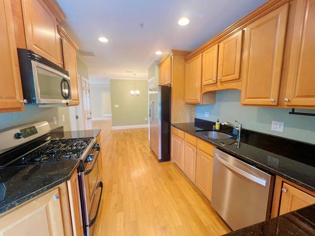Foto del edificio - AVAILABLE NOW! Elegant 3-Bed Condo in Prim...