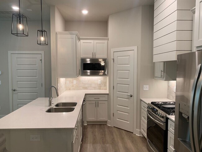 Building Photo - PRE LEASING 3 BED HOUSE AUGUST 2024! 4 MIN...