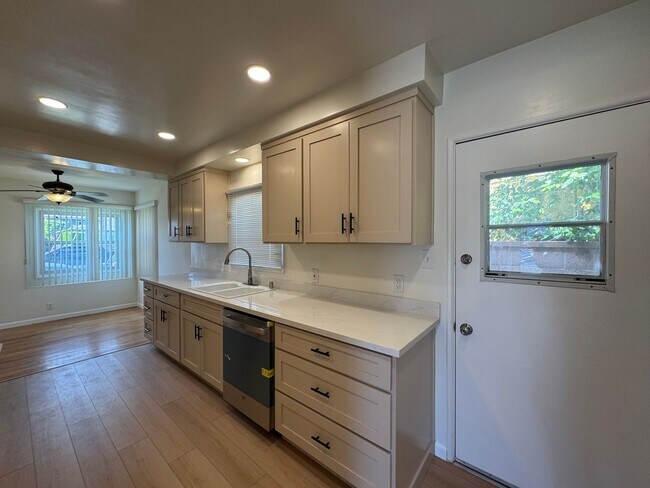 Foto del edificio - Adorable Open Plan  3BD 2BA Home in West Torrance With A/C